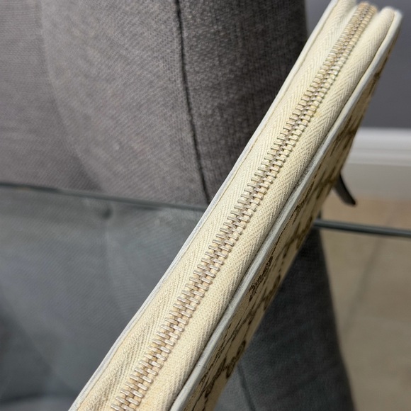 Gucci Beige and Green Monogram Clutch - Picture 5 of 11